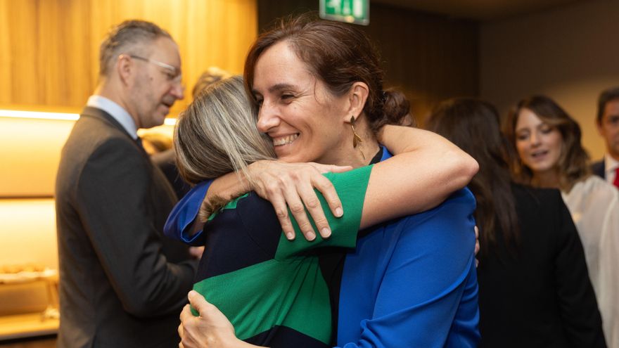 La ministra de Sanidad, Mónica García, abraza a la portavoz de Sumar en el Congreso, Verónica Martínez, durante un desayuno informativo de Europa Press en el NH Collection Eurobuilding.