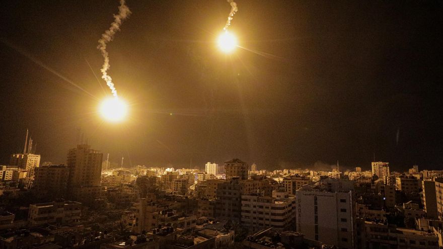 Bengalas del ejército israelí iluminan el cielo sobre el oeste de Gaza, en medio de un aumento de las operaciones militares en el oeste y norte de la Franja, el 9 de noviembre de 2023.EFE/EPA/MOHAMMED SABLE