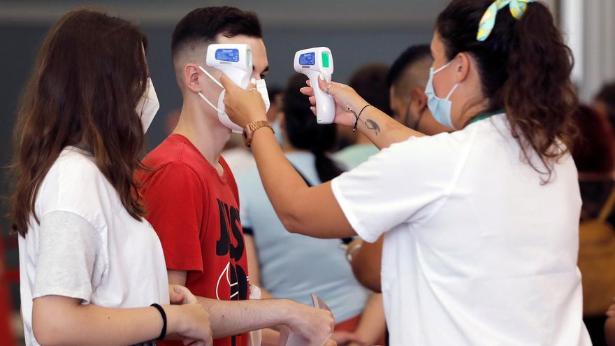 La Conselleria de Sanidad Universal administra desde este martes en los 133 puntos de vacunación masiva la dosis de la vacuna Covid-19 sin necesidad de cita previa a cualquier ciudadano mayor de 12 años que esté pendiente de recibir la primera dosis.