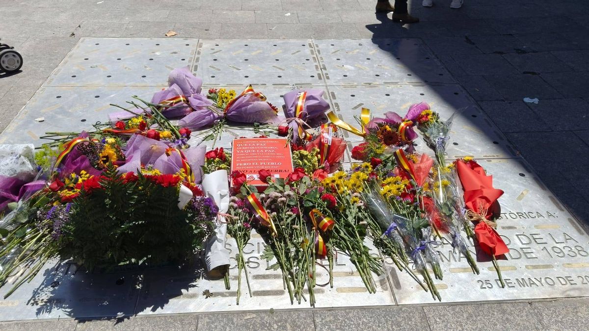 Flores depositadas en la placa dedicada a las víctimas del bombardeo durante el acto organizado por la Comsión Cívica.