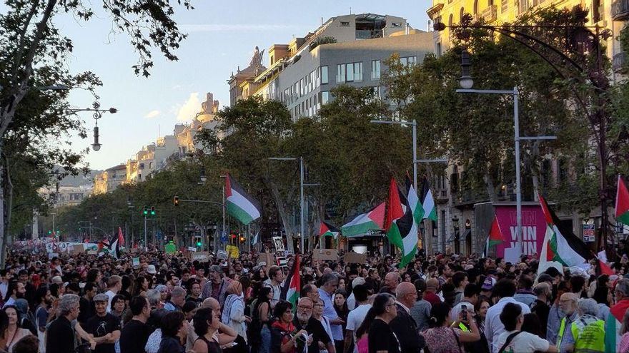 Miles de personas se manifiestan en Barcelona contra el "genocidio" en Palestina