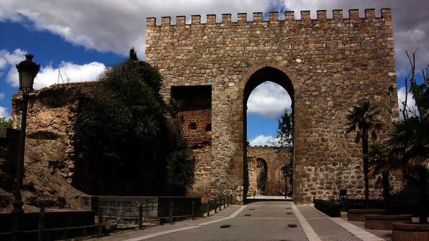 Una escapada a la localidad de Toledo que acaba de estrenar un 'Paseo de las Letras' con murales para celebrar su tradición cerámica