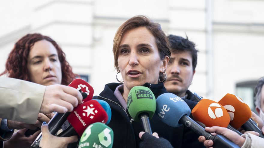 La portavoz del Grupo Parlamentario de Más Madrid, Mónica García, responde a los medios a su llegada a la Fiscalía para registrar un escrito con los contratos realizados por el Gobierno de la Comunidad de Madrid durante la pandemia, en la Fiscalía especial contra la corrupción y la criminalidad, a 18 de febrero de 2022, en Madrid (España). Más Madrid, PSOE y Unidas Podemos registran este escrito tras leer más las acusaciones de la dirección nacional de PP sobre irregularidades vinculadas a los contratos realizados por el Gobierno madrileño durante la pandemia con el hermano de la presidenta de la Comunidad de Madrid.