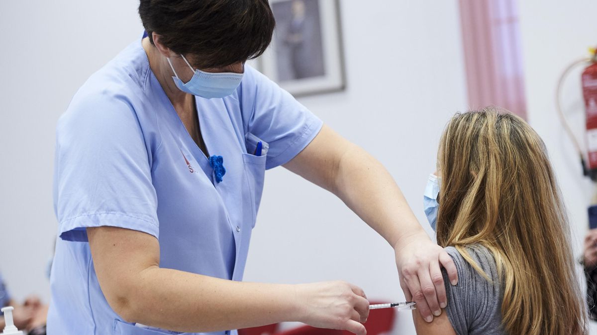 Archivo - Un trabajadora sanitaria inyecta la segunda dosis de la vacuna de Pfizer-BioNTech contra la Covid-19 a una sanitaria del Hospital Universitario Marqués de Valdecilla, en Santander.- Archivo