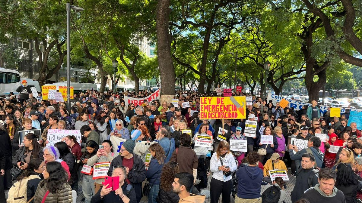 Manifestación en contra de los recortes y el retraso en el pago de prestaciones en Buenos Aires, el 22 de abril de 2026.