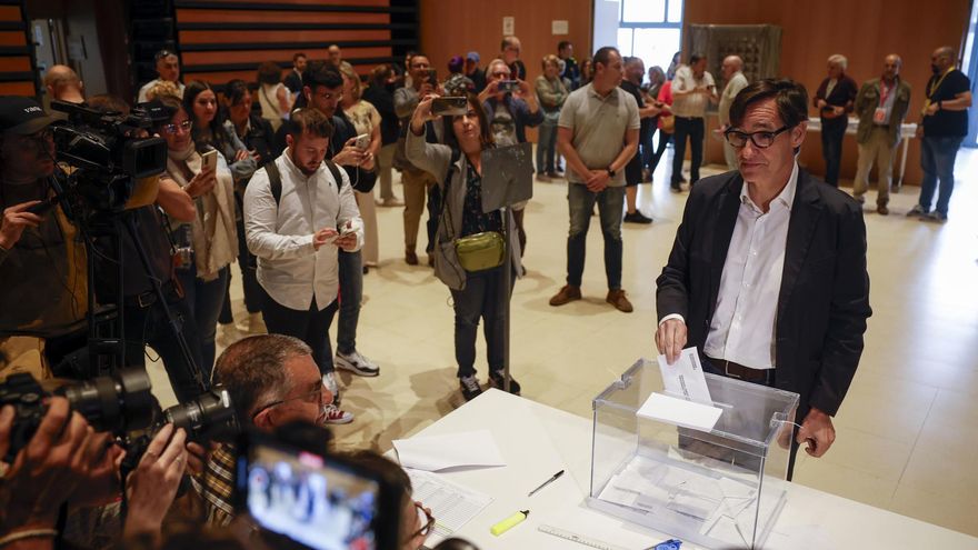 El primer secretario del PSC y candidato a la presidencia de la Generalitat, Salvador Illa, vota en el Centro Cultural La Roca del Vallès de Barcelona, este domingo.