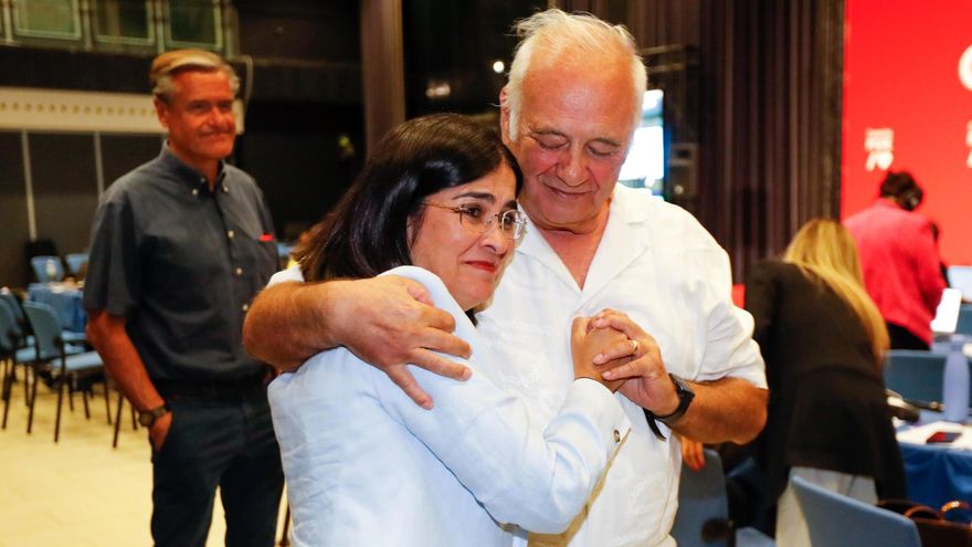 La candidata a la Alcaldía de Las Palmas de Gran Canaria, Carolina Darias, se abraza a uno de sus colaboradores y exalcalde de la ciudad Emilio Mayoral, durante su comparecencia ante los medios de comunicación tras conocer los resultados de las elecciones