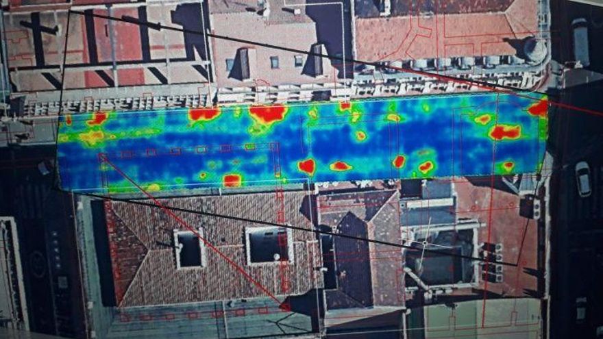 El georradar señala las zonas arqueológicas aún existentes en la calle, y marca los límites de la capilla colombina, y a la derecha del todo la capilla donde estuvo enterrado fray Antonio de Guevara.