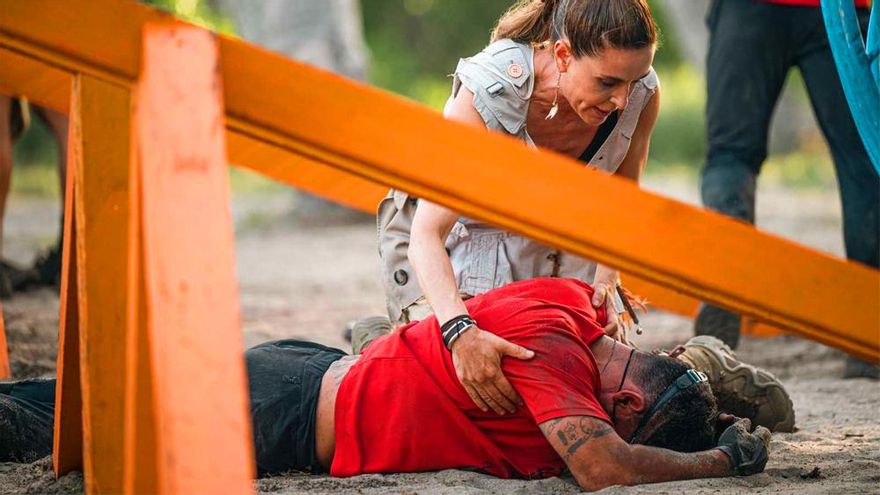 Susto en 'El Conquistador' por un fuerte golpe en la cabeza con la bola-hámster de hierro que necesitó puntos