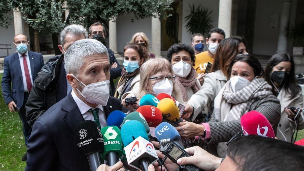 El ministro del Interior, Fernando Grande-Marlaska, atiende a los medios en Mérida