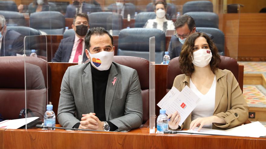 Ayuso y Aguado abren una nueva guerra por la gerente de hospital que pidió quitar el móvil a los pacientes para que no se negasen a ir al Zendal