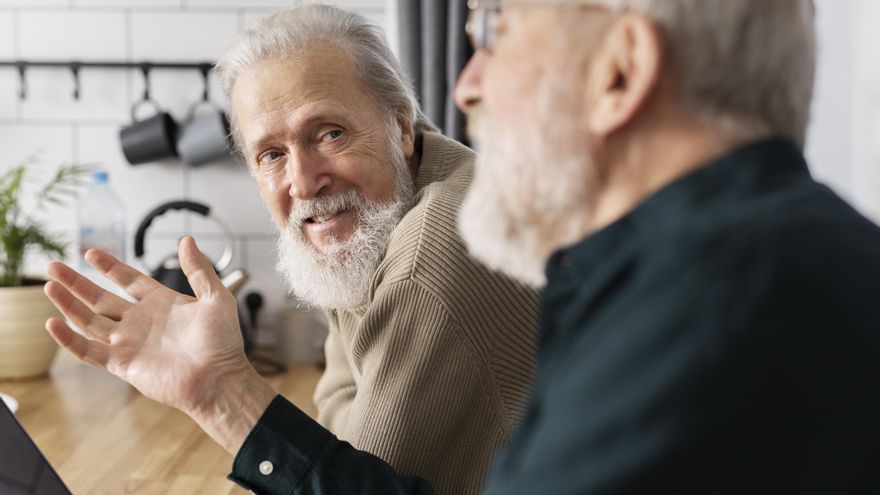 Ni mentol, ni susurros: los consejos de una logopeda para ralentizar el envejecimiento del sistema fonador
