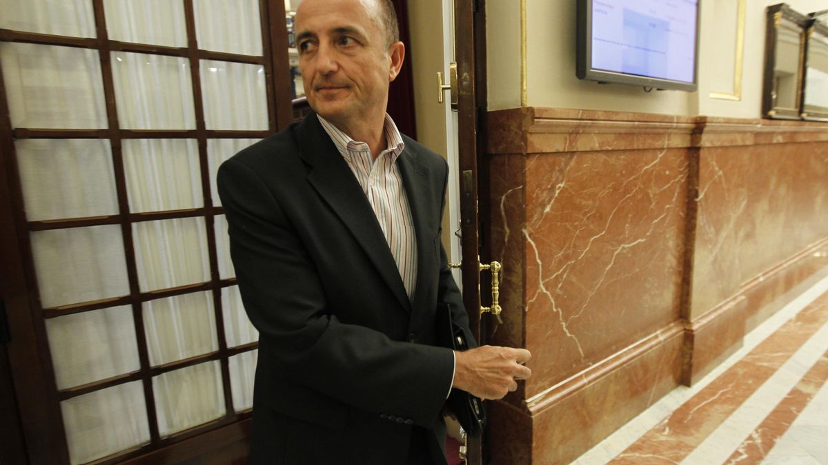 Miguel Sebastián firma un manifiesto que lamenta el "viraje" del PSOE y le avisa del error de mirar sólo a la izquierda