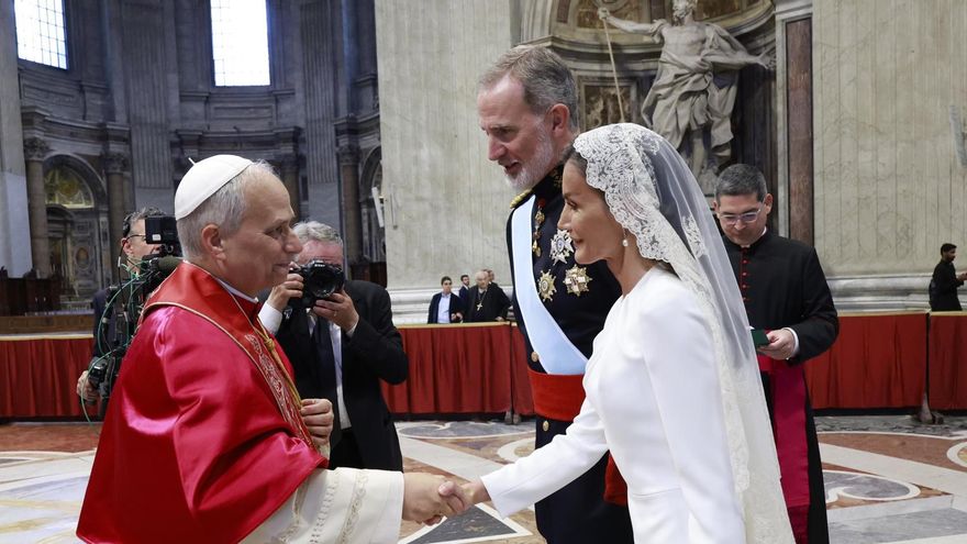 El papa León XIV saludó durante más de una hora a las delegaciones internacionales