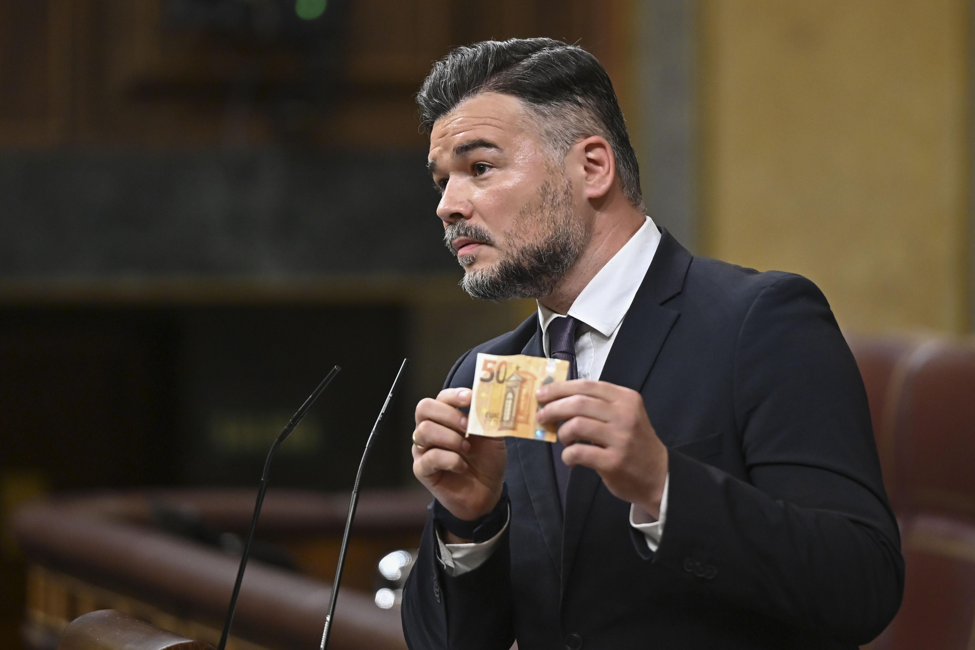 Rufián enseña un billete de 50 euros que definió como "la bandera" de Junts.