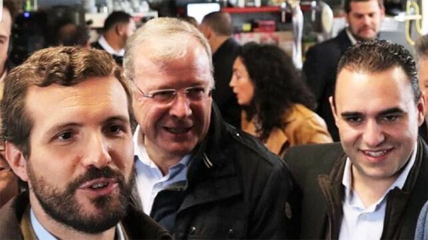 Un selfi de Pablo Casado, Antonio Silván y José Miguel González Robles. Foto: Twitter PP de León.