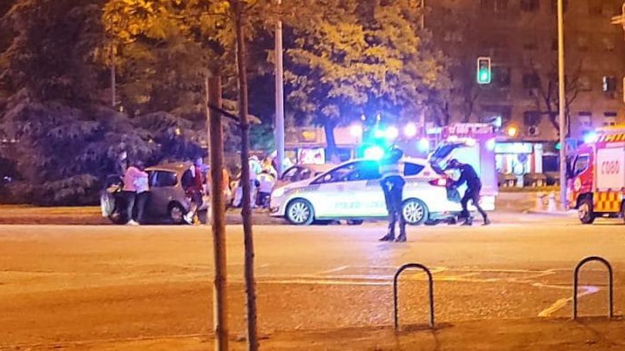 Los agentes atendiendo el accidente de tráfico.