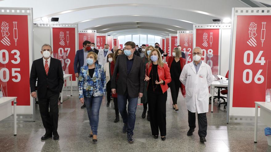 Puig en su visita al punto de vacunación masiva de València.