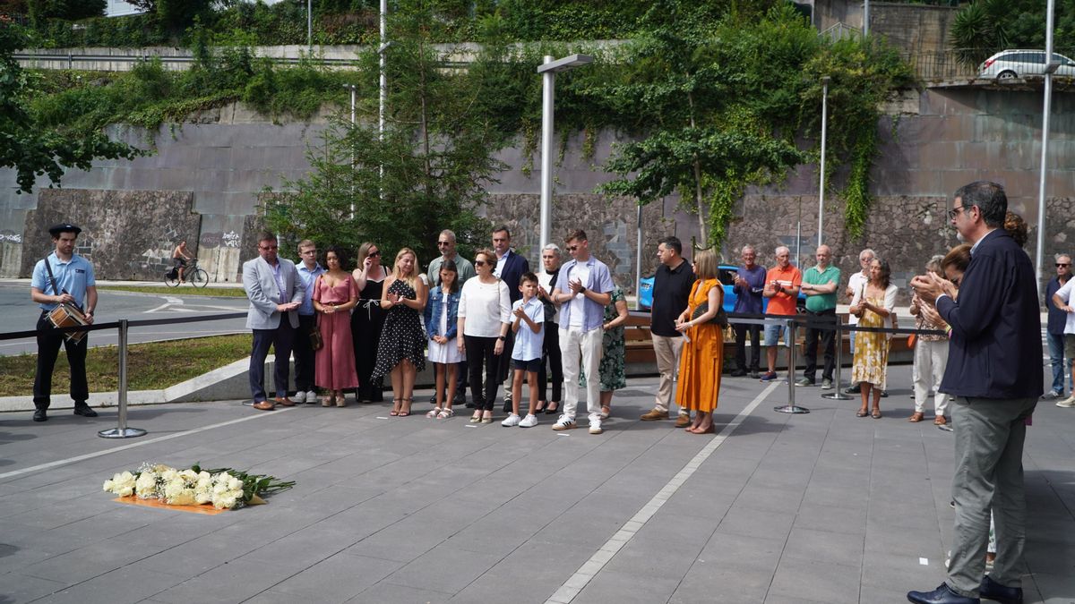 Imagen del acto de homenaje a los tres policías asesinados por ETA en Donostia.