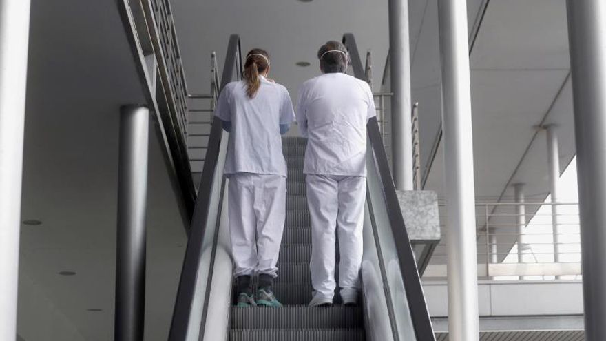 Dos sanitarios conversan en el centro de exposiciones Ifema.
