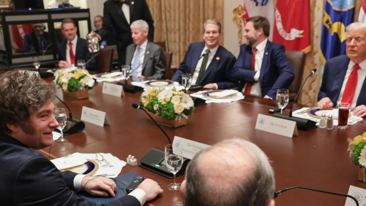 Javier Milei y el equipo económico de la Argentina, en el encuentro con Donald Trump y Scott Bessent del 14 de octubre de 2025.
