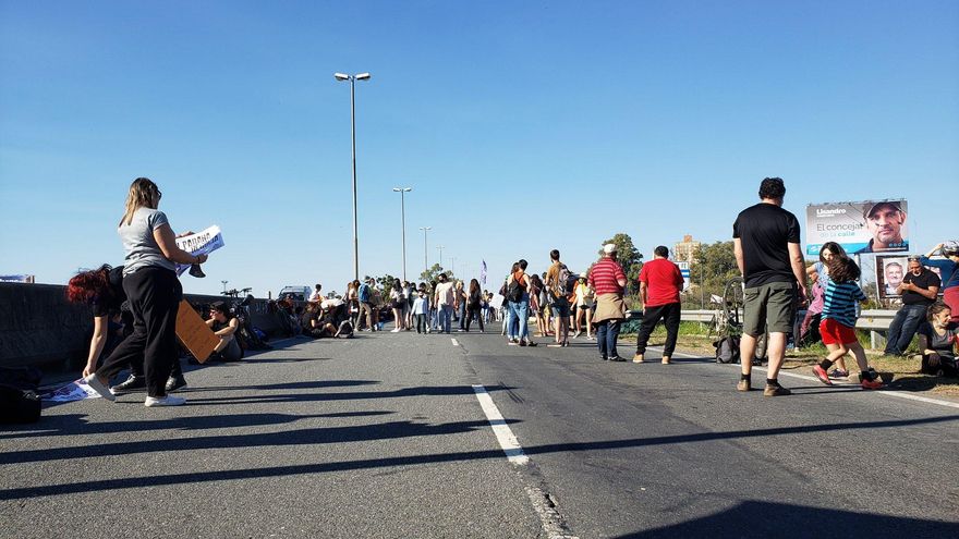 Ambientalistas cortan puente Rosario-Victoria por nuevos incendios en humedales