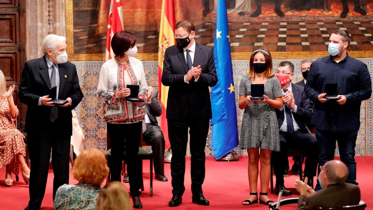 El presidente del Gobierno valenciano, Ximo Puig, con los premiados en el acto institucional del 9 de Octubre.