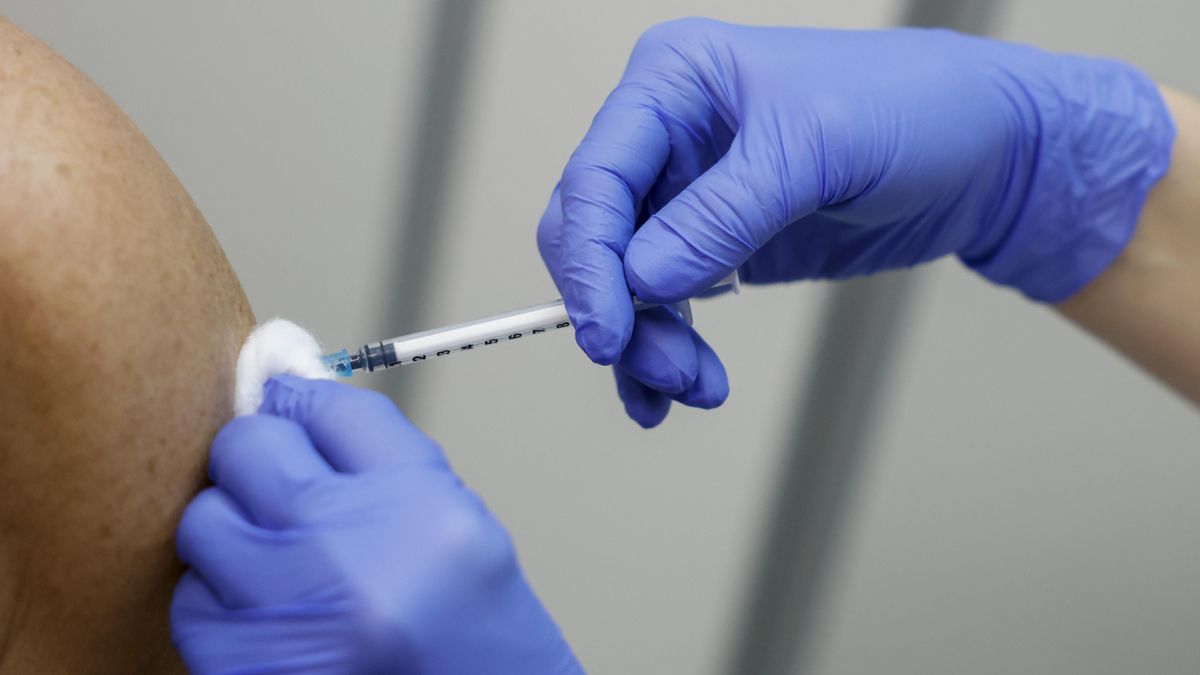 Una persona recibe una vacuna de la gripe, en una imagen de archivo. EFE/Ana Escobar