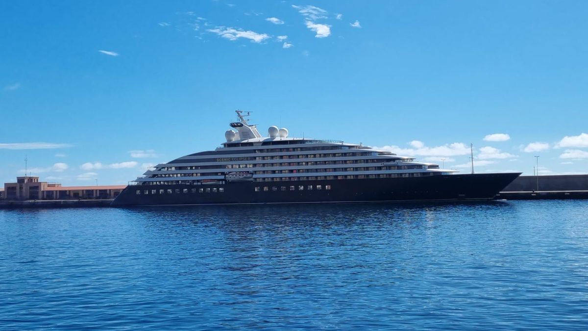 El crucero de lujo ‘Scenic Eclipse’, este lunes, en el puerto de Santa Cruz de La Palma.