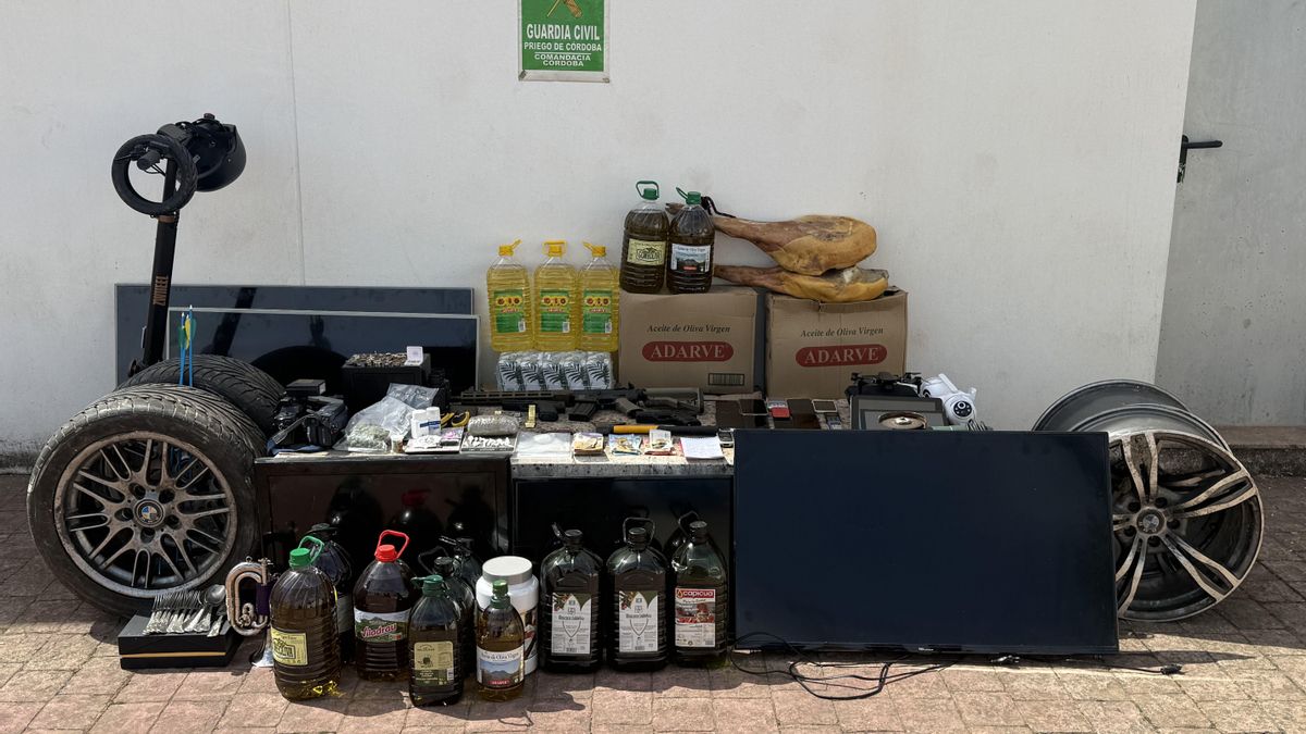 Droga, armas y otros objetos intervenidos por la Guardia Civil.