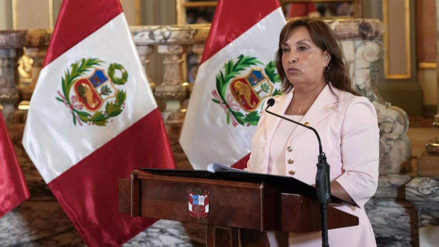 Fiscalía de Perú presenta denuncia contra Boluarte y exministro por fuga de líder político