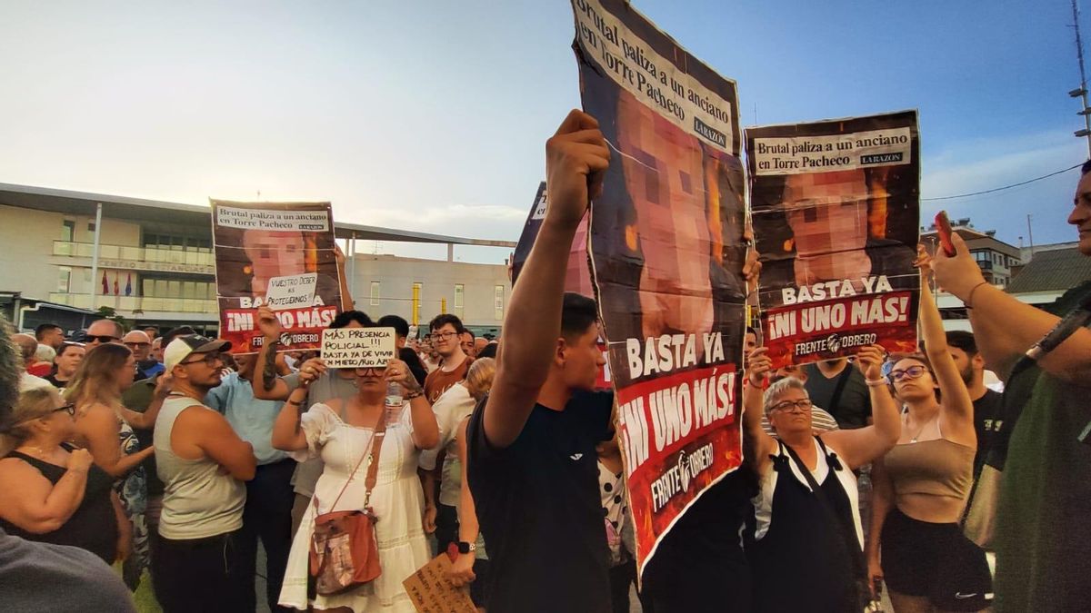 Manifestantes en Torre Pacheco con carteles de la organización ultra Frente Obrero en las horas previas al inicio de las cacerías contra inmigrantes el pasado julio