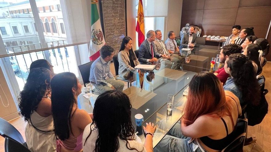 Los becarios mexicanos de Nacho Cano vuelven a su país tras finalizar su "periodo de formación"