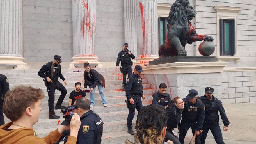 Protesta de activistas climáticos en el Congreso de los Diputados.