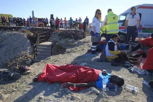 27 personas atendidas por servicios de emergencia en la playa de El Burrero. (EFE/Ángel Medina G).