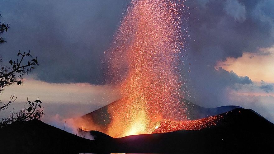 La boca explosiva de la ladera este del volcán de Cumbre Vieja al atardecer del pasado 13 de noviemre