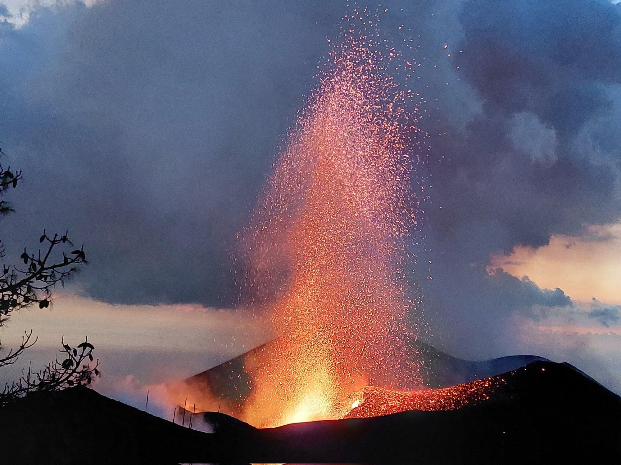 La boca explosiva de la ladera este del volcán de Cumbre Vieja al atardecer del pasado 13 de noviemre