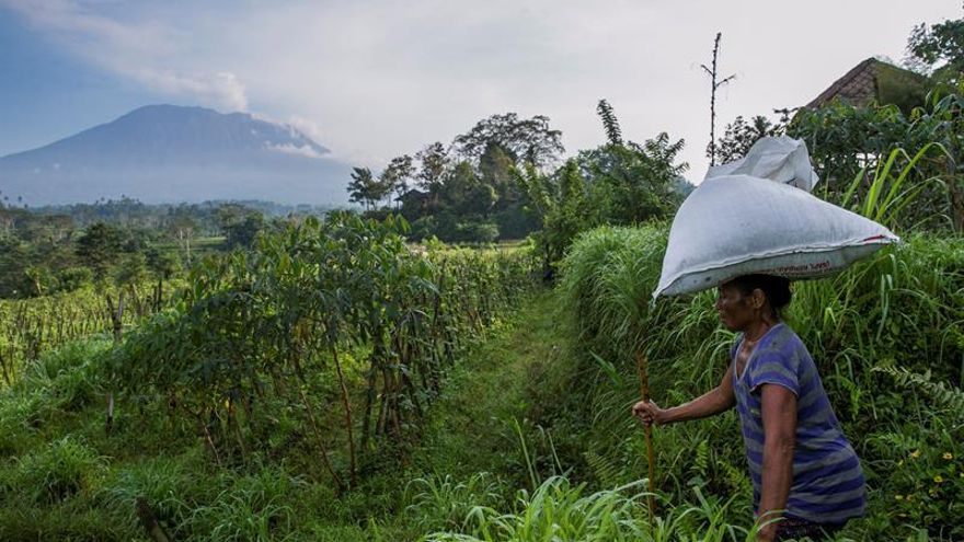 Indonesia reduce la zona de seguridad en torno al volcán balinés Agung