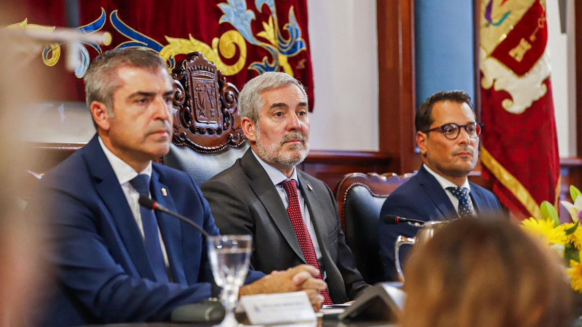 Manuel Domínguez, vicepresidente del Gobierno autonómico (PP); Fernando Clavijo (CC), presidente de Canarias, y el popular Adolfo González Siverio (PP), alcalde, durante el pleno por los 70 años de la fusión de los dos Realejos: Alto y Bajo, en el actual Los Realejos.