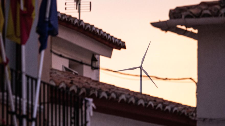 Aerogenarador visto desde Aras de los Olmos junto a su ayuntamiento