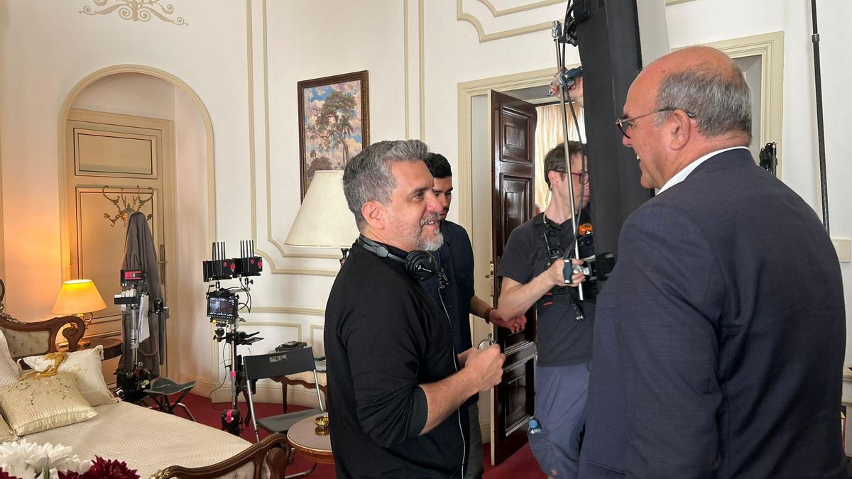 El delegado del Gobierno en Canarias, Anselmo Pestana, charla con el director de la película, Pavel Giroud, junto al resto del equipo.