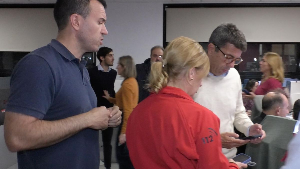 Maite Gómez (detrás, a la derecha), a la llegada de Mazón al Centro de Emergencias.