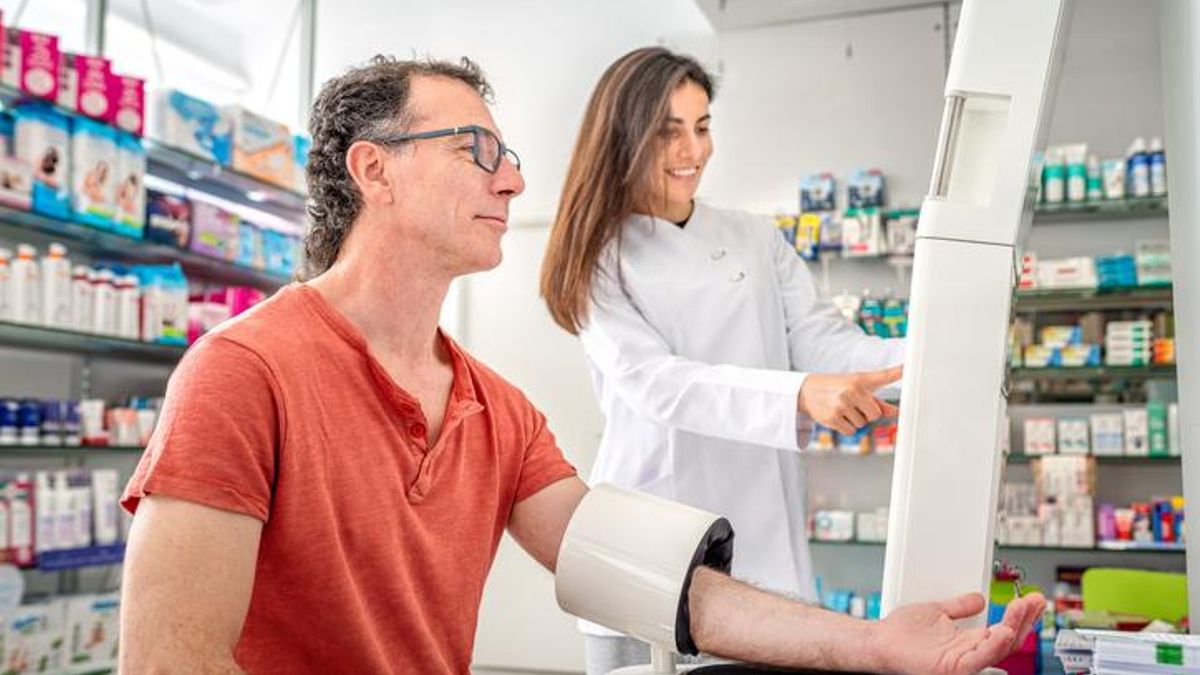 Toma de tensión en una farmacia.