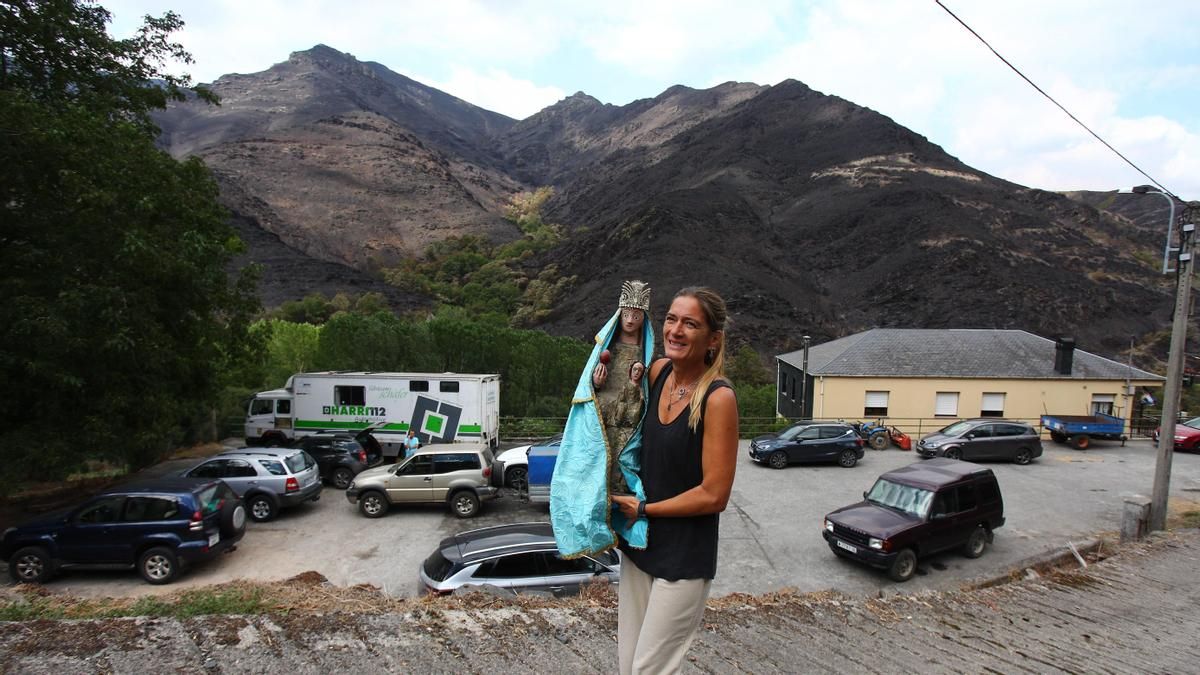 La Santa de Lusío (Oencia) vuelve a la iglesia tras el incendio que ha arrasado el pueblo.