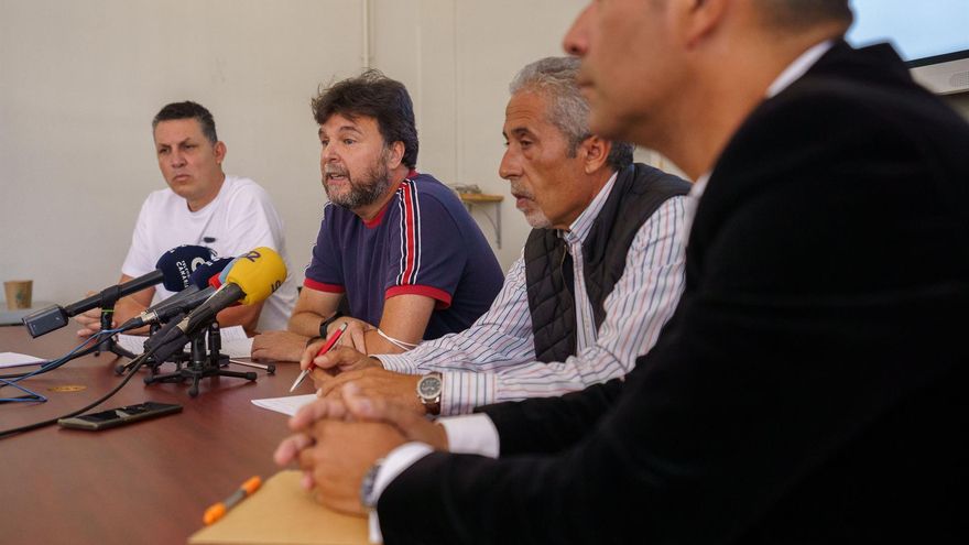 Los representantes de Intersindical Canaria, Francisco Baute (d); UGT, Juan Carlos Viñas; CCOO, Alexis Rodríguez (2i) y el presidente del comité de empresa del Hogar Santa Rita, Jesús Ángel Suárez (i)