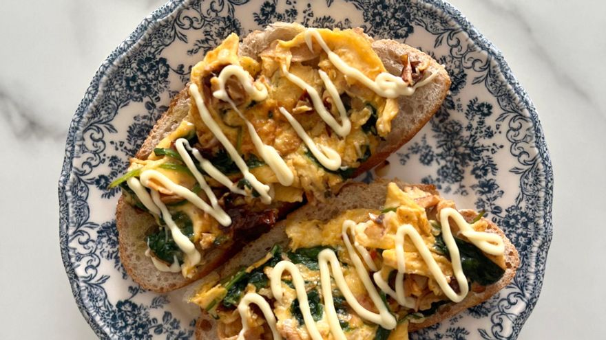 Tostada de huevo revuelto con espinacas