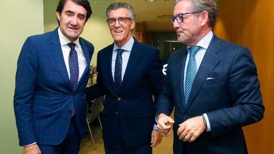 El consejero de Fomento y Medio Ambiente, Juan Carlos Suárez-Quiñones, clausura una reunión celebrada por la Plataforma Atlántico Noroeste (PAN). Junto a él, el presidente de la FELE, Javier Cepedano y el presidente de la Cámara de Comercio de León, Javier Vega. / Carlos S. Campillo / ICAL