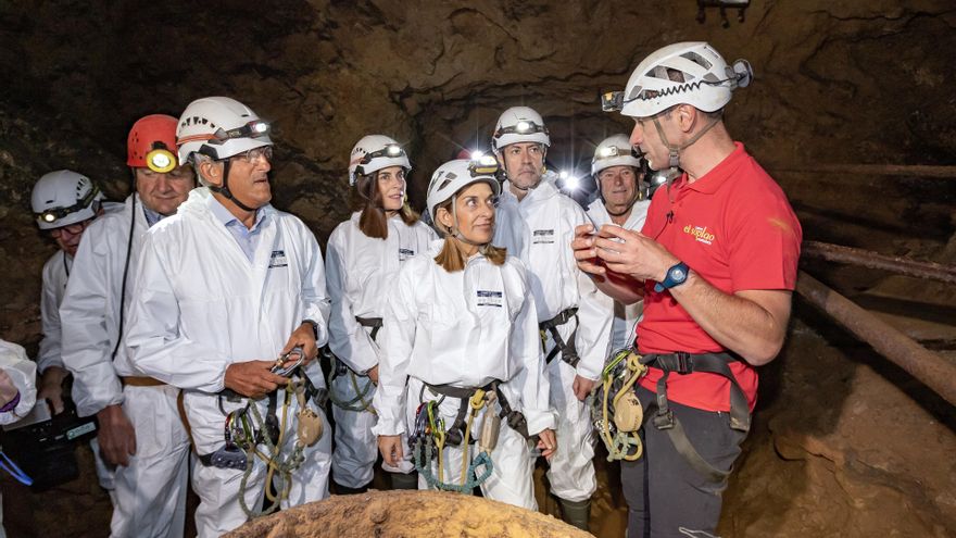La presidenta, María José Sáenz de Buruaga, en la cueva de El Soplao por su 20 aniversario