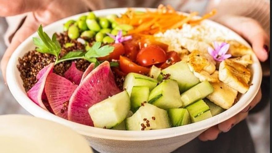 Seis ensaladas refrescantes y deliciosas a base de frutas de temporada