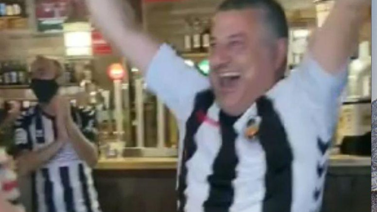 El portavoz del PP en l'Alcora celebra un gol del CD Castellón sin mascarilla.